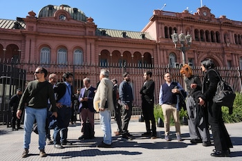 Periodistas permanecen afuera de la Casa Rosada, sede del gobierno, después de que el presidente Javier Milei les bloqueara el acceso, en Buenos Aires, Argentina, el jueves 23 de abril de 2026 (AP Foto/Rodrigo Abd)