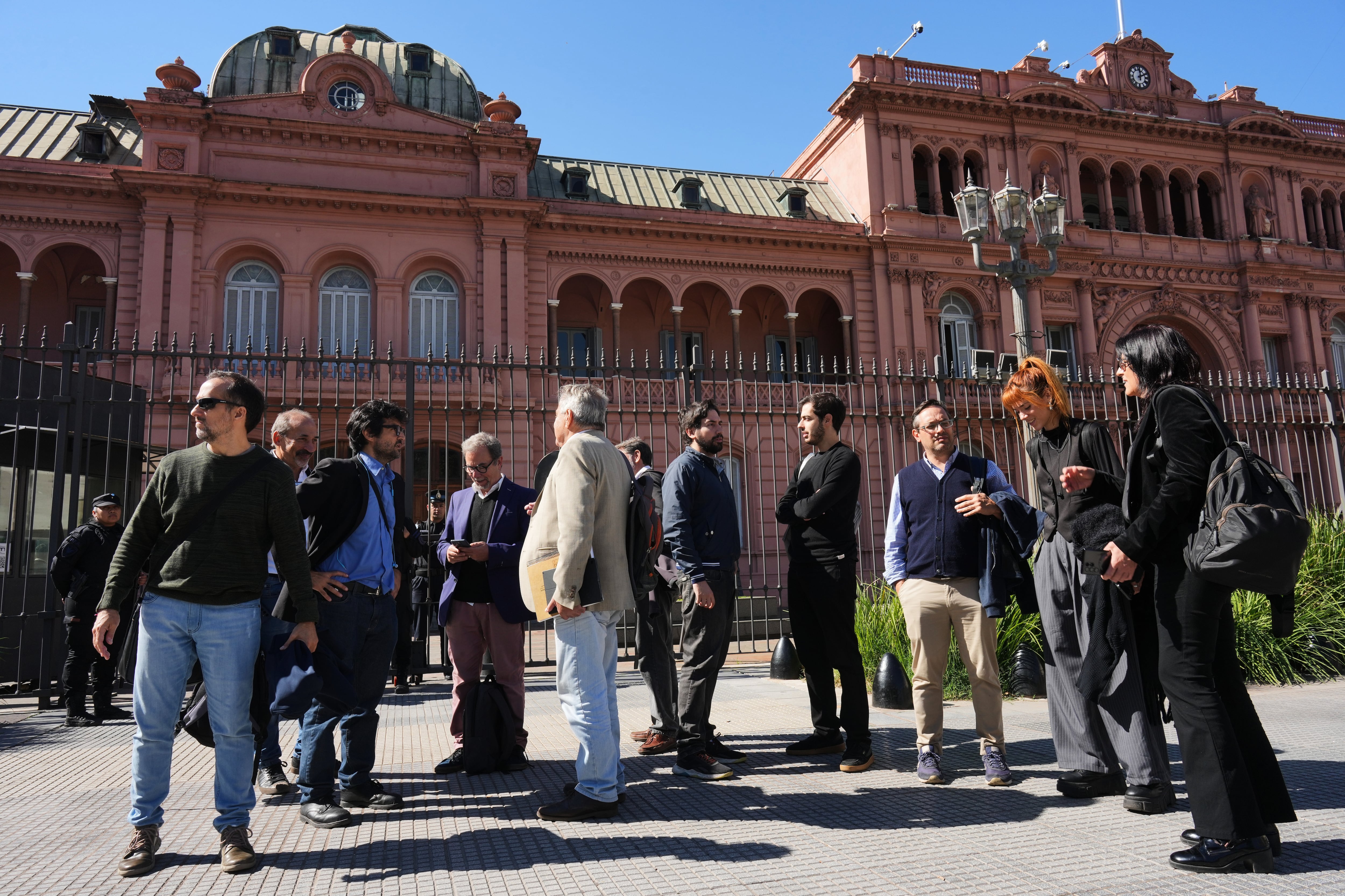 Periodistas permanecen afuera de la Casa Rosada, sede del gobierno, después de que el presidente Javier Milei les bloqueara el acceso, en Buenos Aires, Argentina, el jueves 23 de abril de 2026 (AP Foto/Rodrigo Abd)