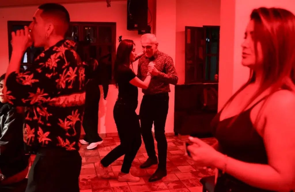 La inauguración del local en agosto de 2025 reunió a más de 140 personas, éxito obtenido gracias a la difusión en redes sociales. (Foto: retomada de Confidencial.digital)