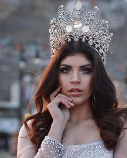 La joven, nacida el 4 de abril de 1999 en Ensenada, alcanza notoriedad en 2017 al coronarse Miss Teen Universe Baja California, representando a su estado en el certamen nacional Foto: Redes sociales Carolina Flores
