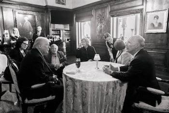 Primeira foto do encontro entre