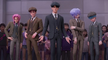 Cinco homens animados, os Saja Boys, vestidos em tweed de época com coletes e boinas, posam para fotos diante da multidão.