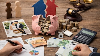 Un hombre casado por régimen de gananciales oculta a su mujer 148.000 euros durante el proceso de divorcio: es absuelto porque “ciertas corruptelas” no equivalen a una estafa