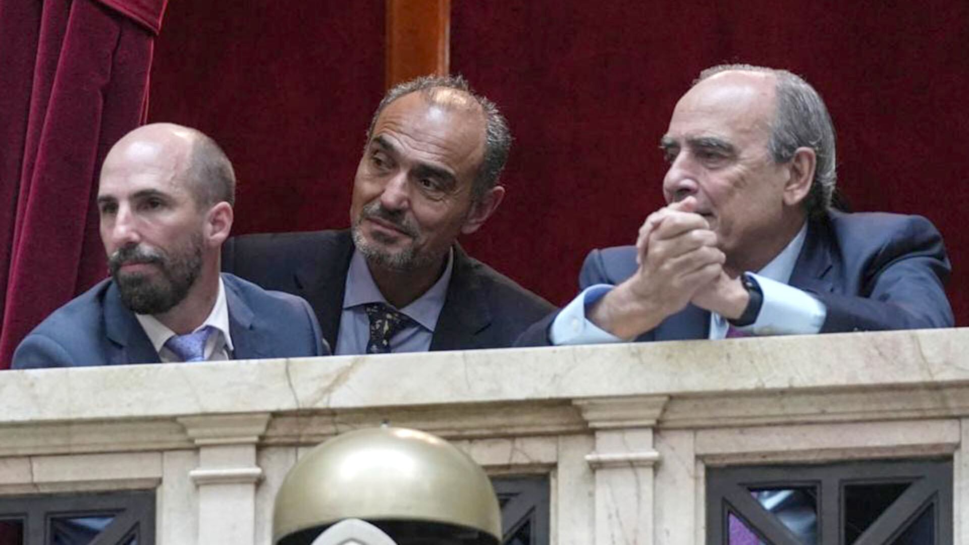 A la izquierda de la foto, el vicejefe de Gabinete Ejecutivo, José Rolandi