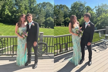 Una pareja de jóvenes vestidos de gala posa sonriente en una terraza de madera con un jardín de fondo