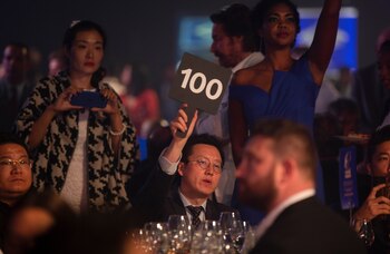 La gente participa en una