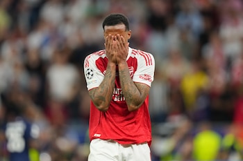 Gabriel Magalhães protagoniza la final ante PSG y, pese al fallo en el penal decisivo, recibe el apoyo masivo de los aficionados del Arsenal (AP Foto/Andreea Alexandru)