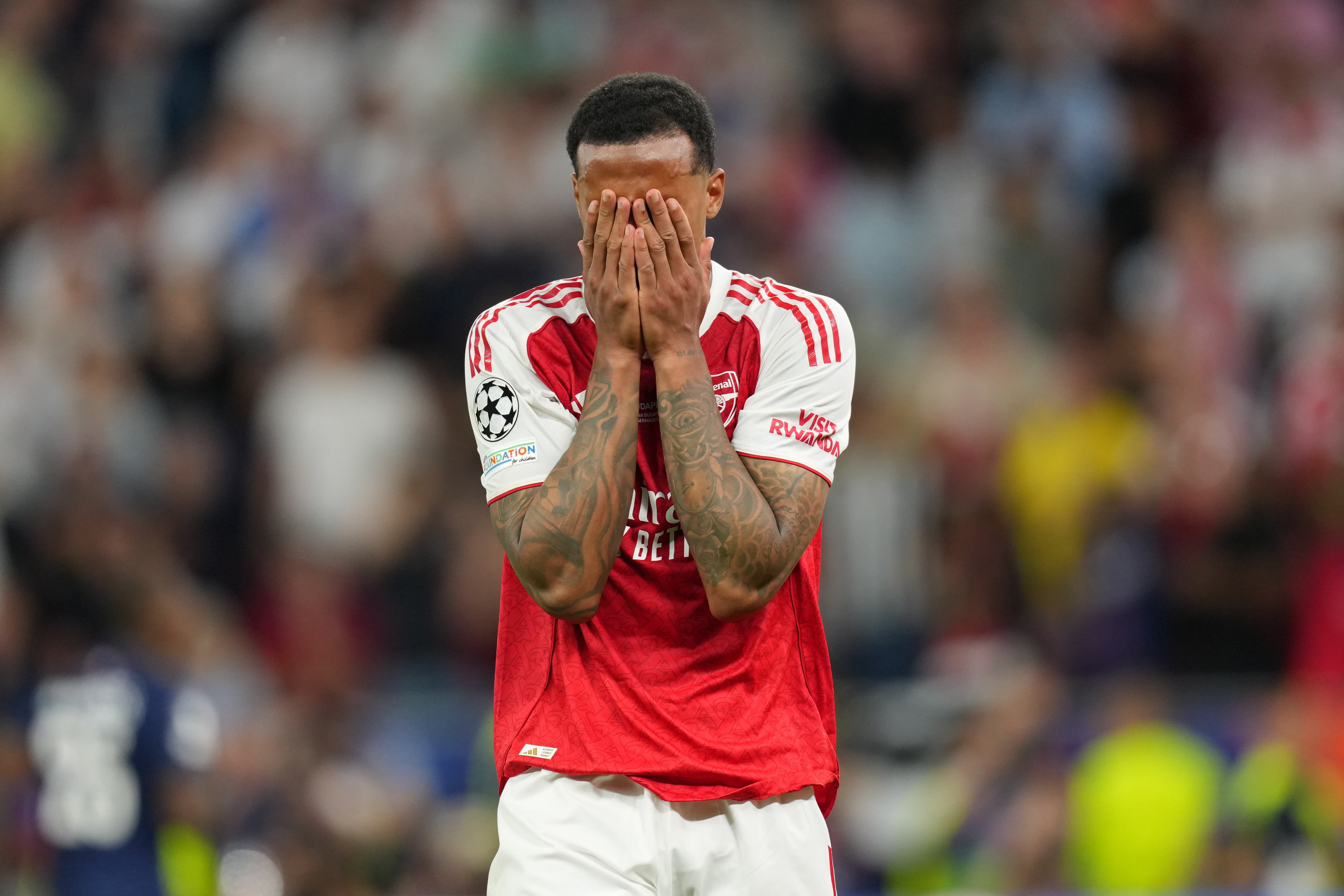 Gabriel Magalhães protagoniza la final ante PSG y, pese al fallo en el penal decisivo, recibe el apoyo masivo de los aficionados del Arsenal (AP Foto/Andreea Alexandru)
