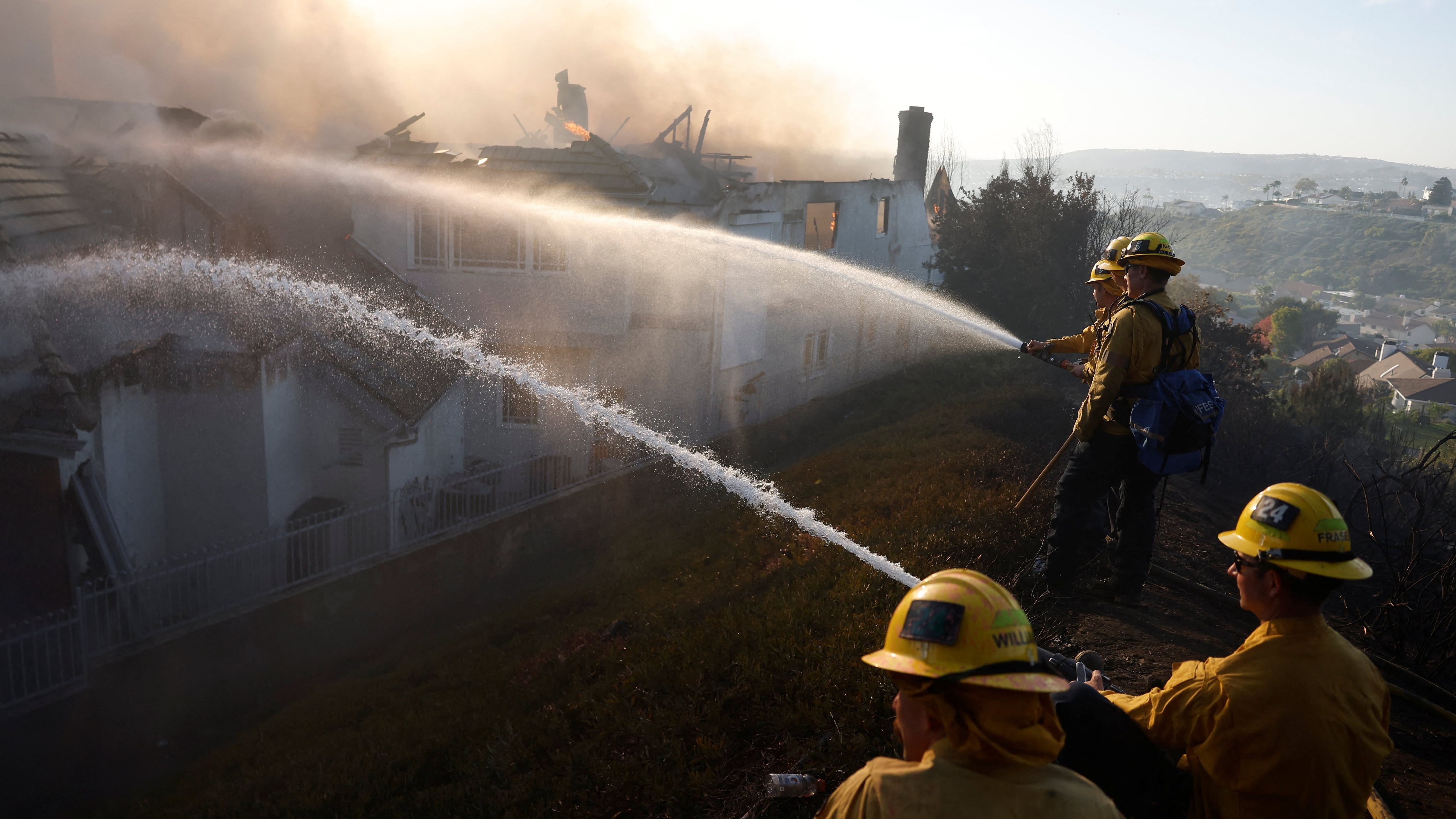 Bomberos lograron controlar el incendio en el sur de California y miles de personas regresan a sus hogares
