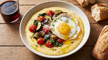 Receta de polenta con verduras y huevo, rápida y fácil
