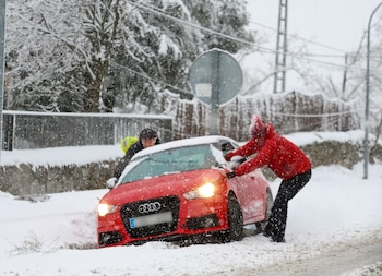 Varias personas tratan de sacar