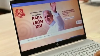 Pantalla de una computadora portátil con un sitio web sobre la misa del papa León XIV en la Base Aérea Las Palmas