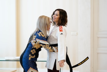 Neli Lorenzo, colocando el cinturón