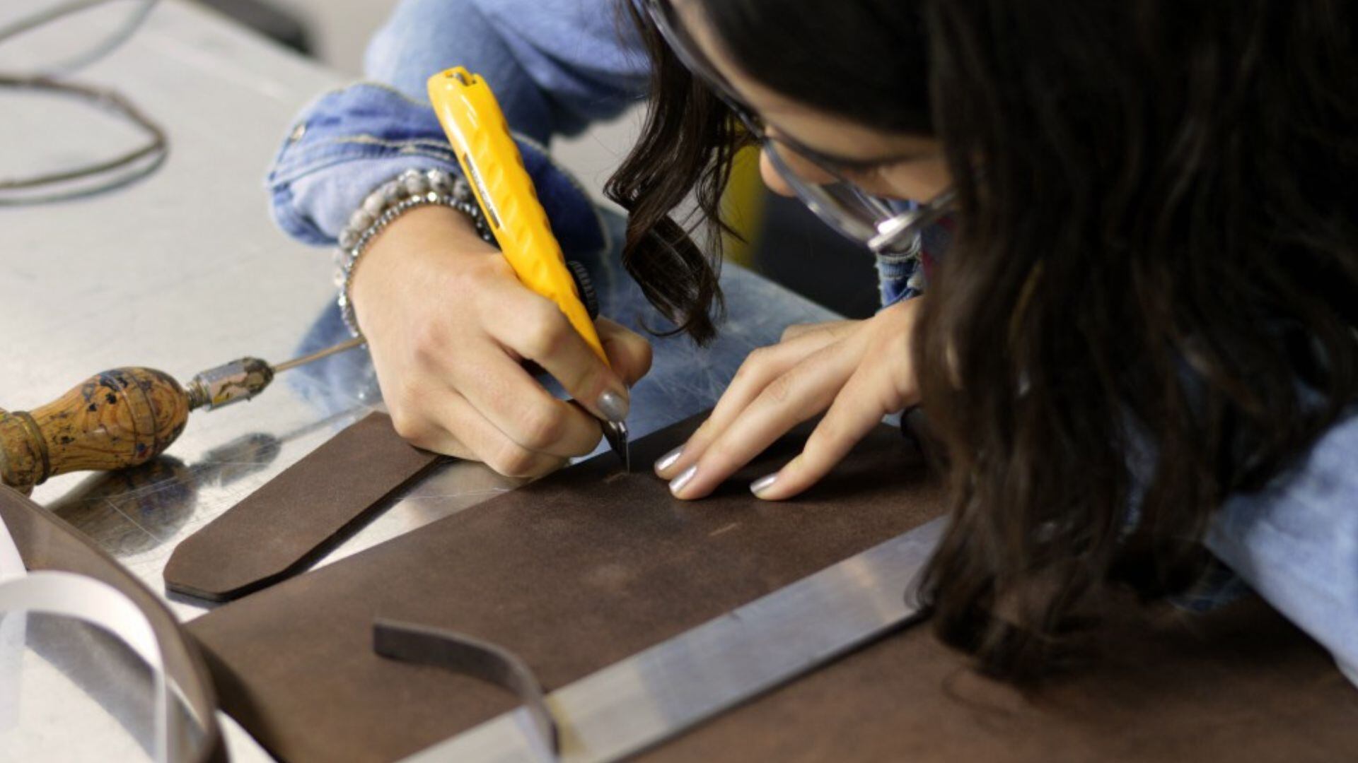 El 68% de la Generación Z en Perú aspira a emprender y ve la gratificación como capital inicial.