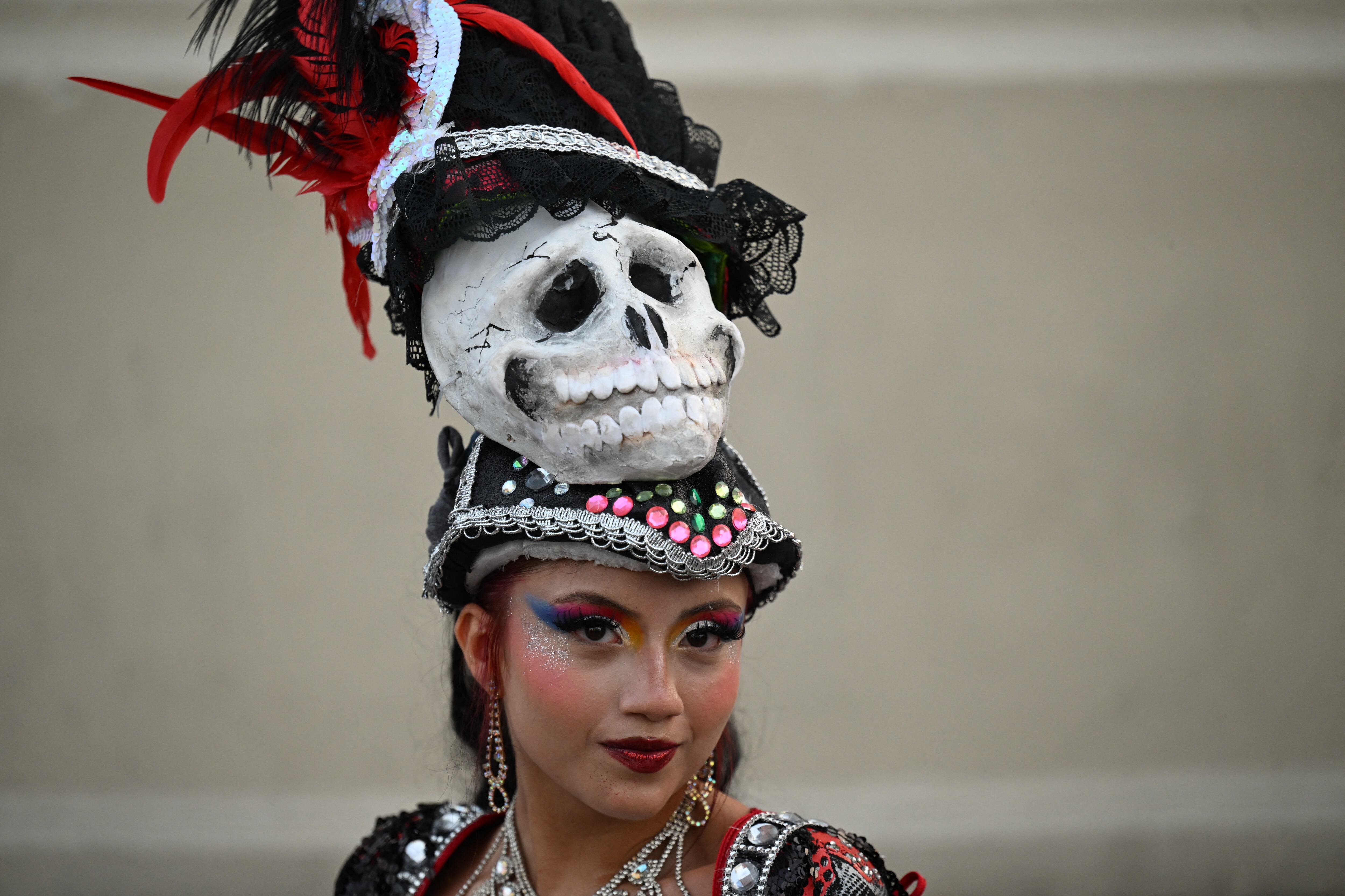 Un artista de danza folclórica colombiana se presenta para turistas en el centro histórico de San Salvador el 7 de mayo de 2026. (Foto de Marvin RECINOS / AFP)