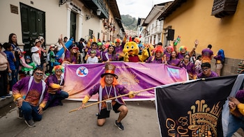 Con desfile y guerra de