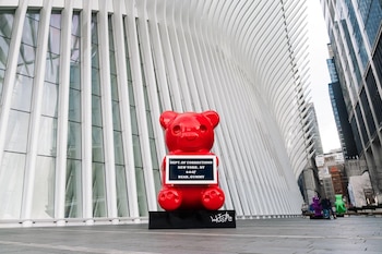 La pieza roja, blanca y azul es la mayor versión del Vandal Gummy Bear realizada por WhIsBe en Estados Unidos.
