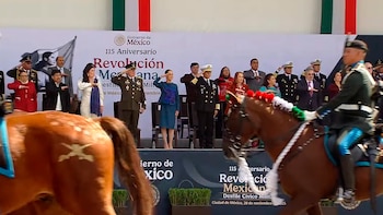 Las Fuerzas Armadas mexicanas participan con vehículos, caballos y exhibiciones en el tradicional desfile del 20 de noviembre.