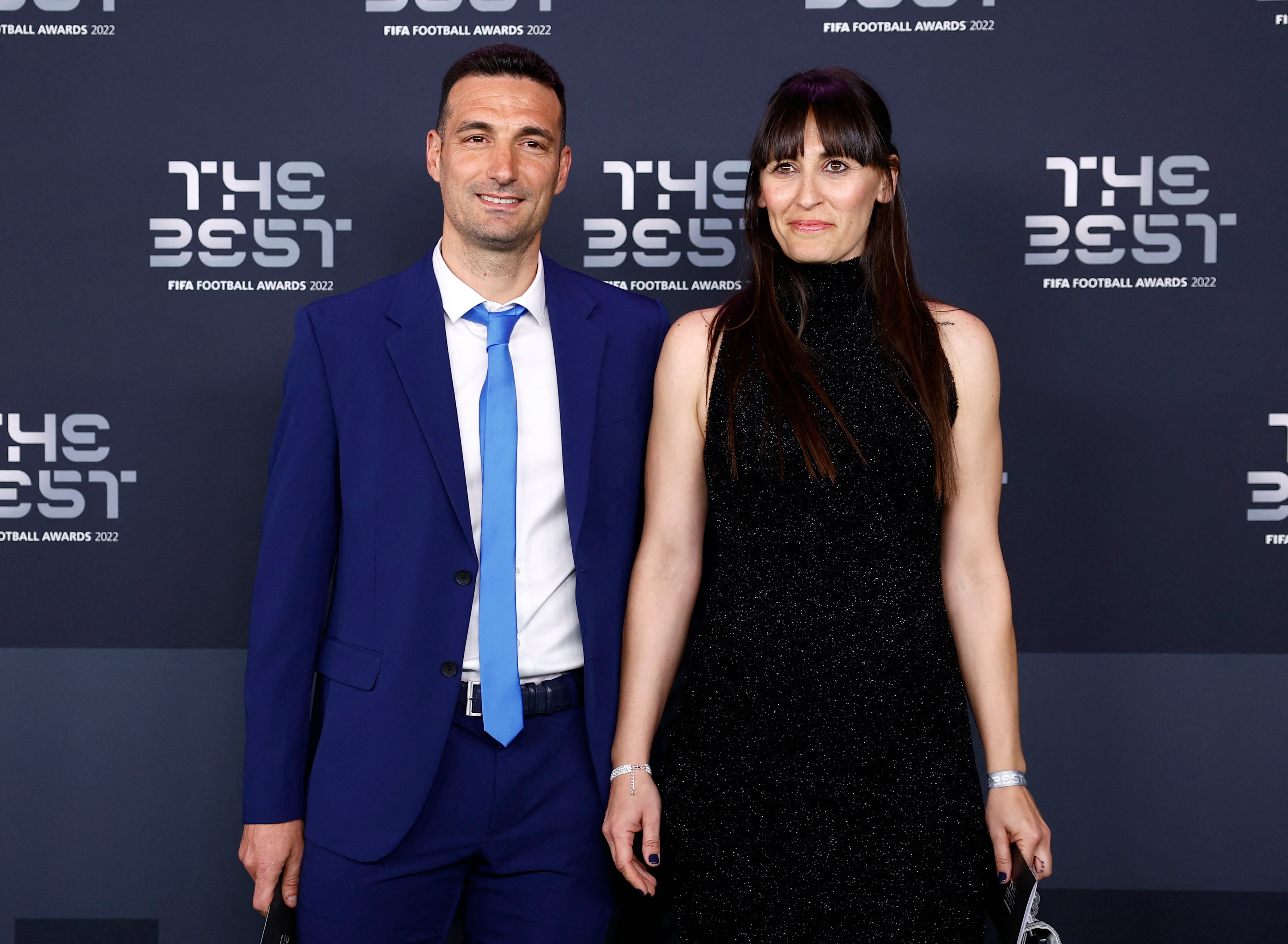 Scaloni y Elisa en la gala de los premios The Best (REUTERS/Sarah Meyssonnier)