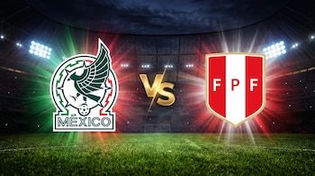 Escudo de fútbol de México a la izquierda, letras doradas VS al centro y escudo de Perú a la derecha en la cancha de un estadio iluminado.
