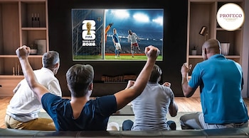 Cuatro hombres vistos de espaldas, sentados en un sofá, mirando una pantalla de televisión grande que muestra un partido de fútbol de la Copa Mundial 2026.