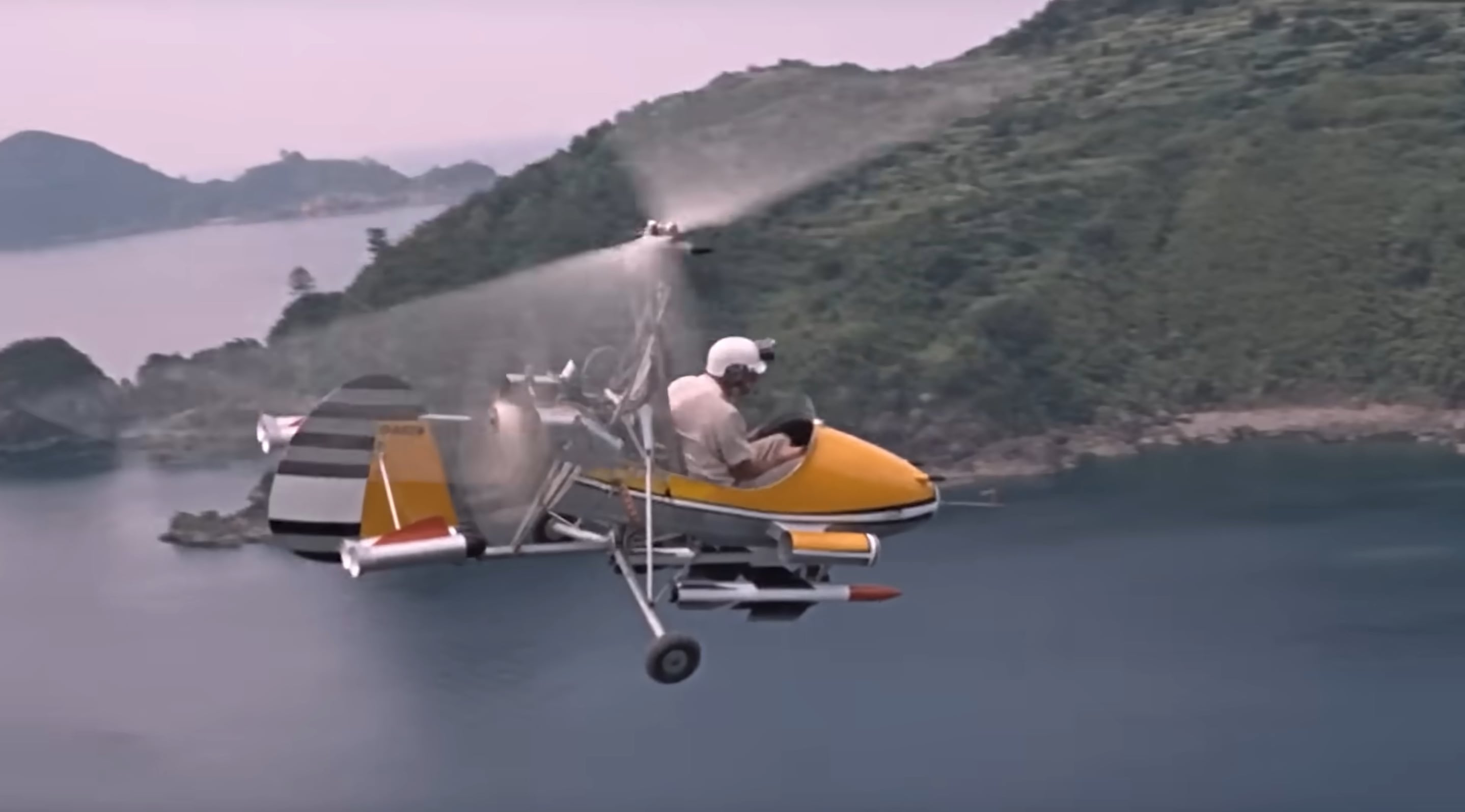 El autogiro Little Nellie incorporó un arsenal de ametralladoras, cohetes y lanzallamas para combatir desde el aire (Captura de pantalla)