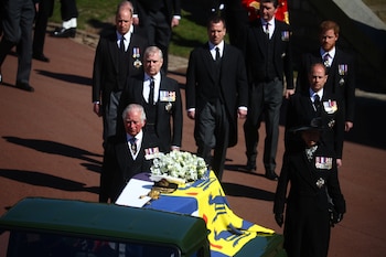 El príncipe Carlos junto a sus hermanos, los príncipes Andrés, Ana y Eduardo, y sus hijos, los príncipes William y Harry