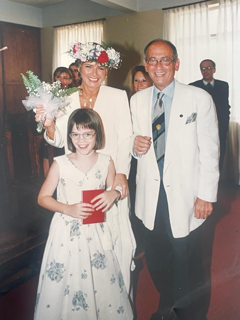 Chiche Galblubg y Cristins Seoane durante su boda, en 1995, junto a su hija Magdalena, la menor de los tres