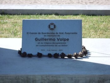 La placa en homenaje a