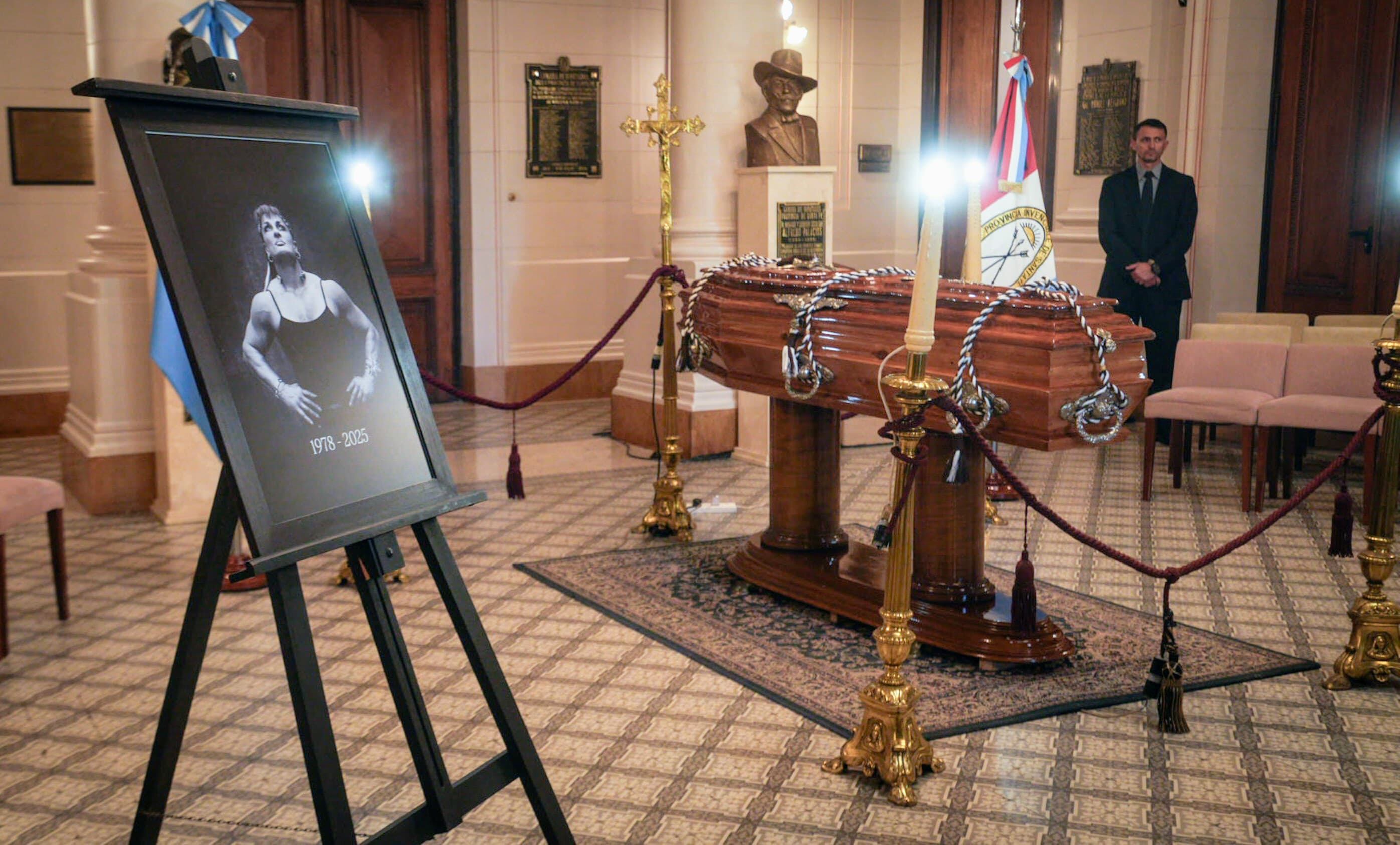 El velatorio de Locomotora Oliveras se realizó en la Legislatura santafesina con ingreso habilitado al público (RS Fotos)