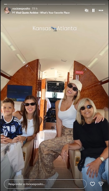 Cuatro personas, un niño y tres mujeres, posan en el interior de un avión privado. El niño lleva camiseta de Argentina y en el fondo se ve la cabina de pilotos