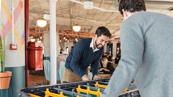 Las empresas valoran cada vez más oficinas que integran áreas de descanso, espacios colaborativos y zonas recreativas como parte de la experiencia laboral.