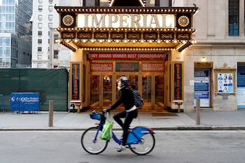 Una mujer circula en bicileta