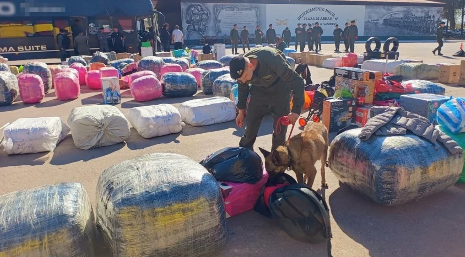 Gendarmería Nacional secuestró 1.101 bultos de mercadería extranjera sin documentación aduanera en un operativo cerca de Jesús María. (El Tribuno)