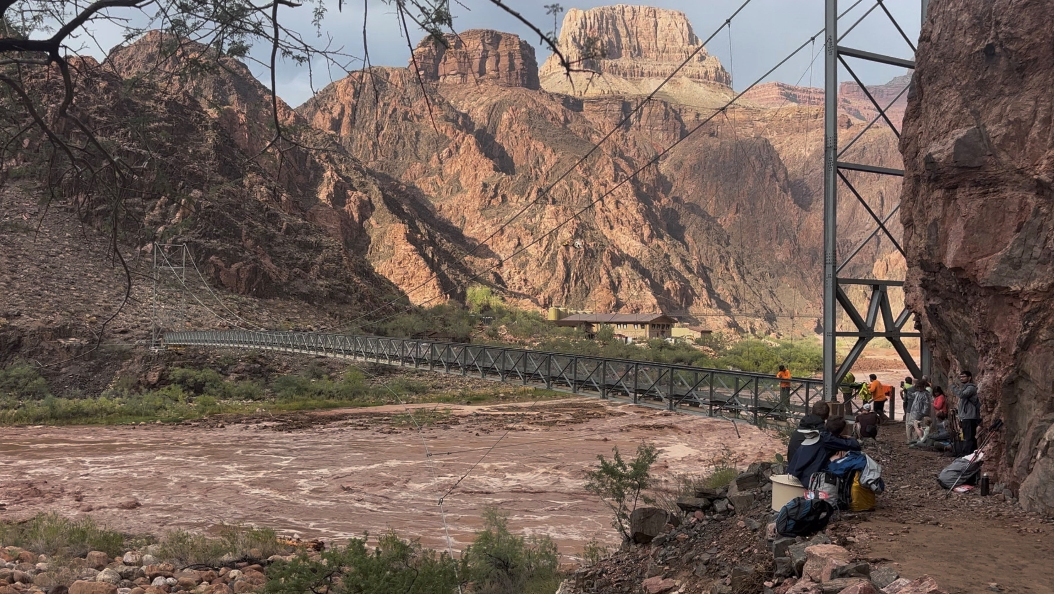 Una inundación repentina en el Gran Cañón de Arizona dejó al menos dos muertos, unas 15 personas desaparecidas y más de 60 evacuadas por helicóptero (Wieke De Boer/via REUTERS)