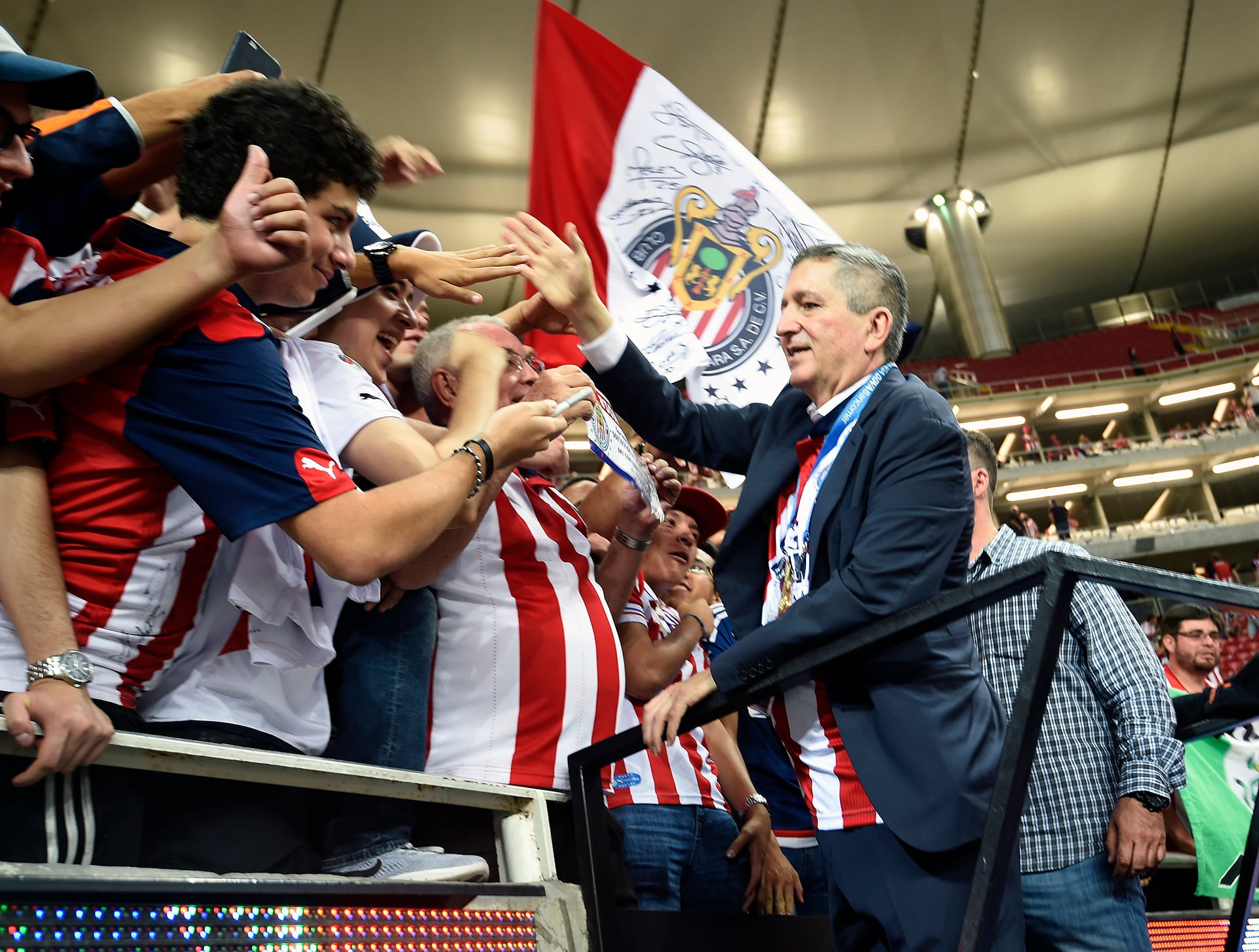 El fallecido dueño del rebaño se ganó el amor de su seguidores gracias a la cercanía que tuvo con el equipo y los fanáticos. (AFP PHOTO / ALFREDO ESTRELLA)