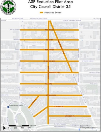 Mapa de calles de la ciudad de Nueva York. Vías seleccionadas en naranja. Título: Área piloto de reducción ASP Distrito 35. Logo del Departamento de Sanidad. Escala en pies