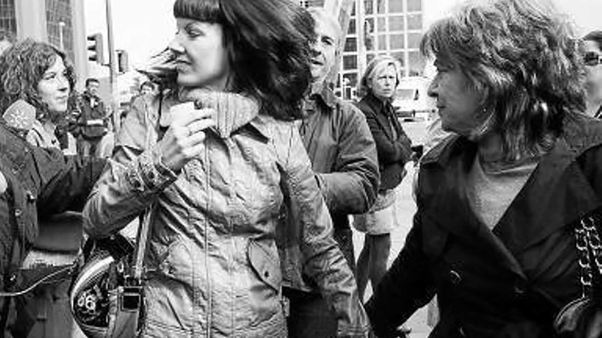 María Luis y su hija Pilar, 30 años después (EFE/Paco Campos)