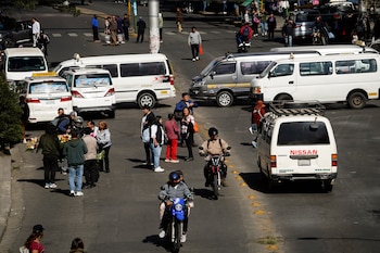 La gente camina durante la