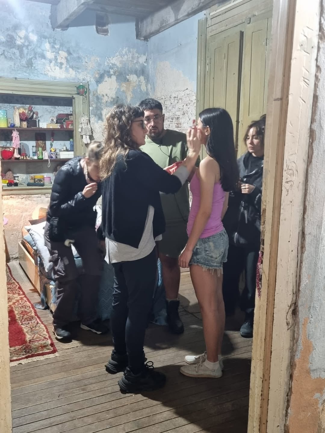 La actriz y modelo Delfina Pulen, quien interpretó a la hija de La Locomotora Oliveras en 'En El Barro', recibe los últimos retoques de maquillaje en el set de filmación.