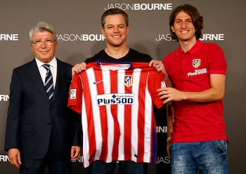 Matt Damon recibió en 2016 una camiseta del Atlético de Madrid de la mano de Enrique Cerezo y el jugador Filipe Luis. (Atlético de Madrid)