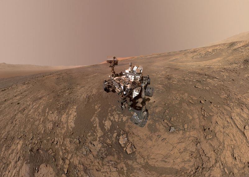 Un «autorretrato» del rover Curiosity Mars de la NASA muestra el vehículo en Vera Rubin Ridge en el planeta Marte,en este mosaico de fotos de mano ensamblado a partir de docenas de imágenes tomadas (NASA)
