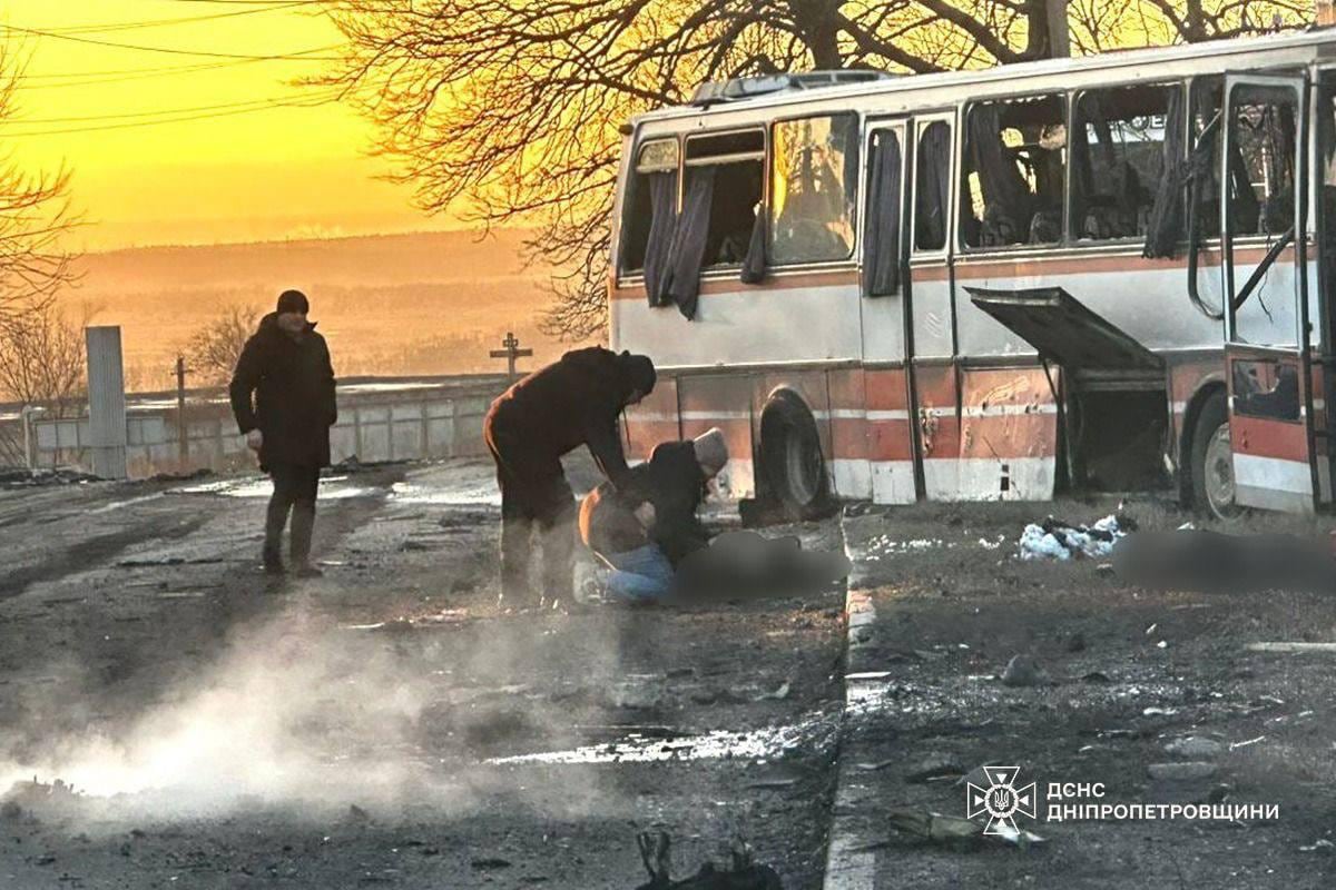 El autobús destrozado tras el impacto del dron ruso. Las víctimas eran trabajadores de DTEK, la mayor empresa privada de energía de Ucrania. (Servicio de emergencias de Ucrania)