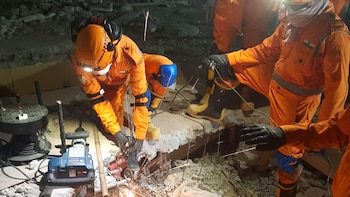 Rescatan vivo a un hombre