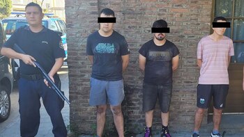 Los sospechosos tras ser arrestados