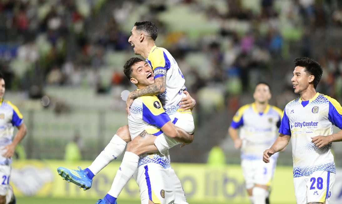 El festejo de Ángel Di María con Alejo Véliz en el triunfo de Rosario Central (Crédito: @RosarioCentral/X)