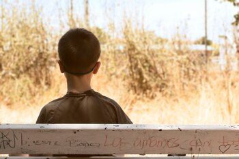 Niño sentado en un banco