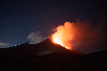 El volcán Pacaya arroja lava,
