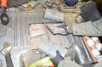 Los gendarmes retiraron ladrillos de cocaína debajo de los asientos de una Ford Ecosport