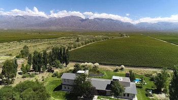 Con las montañas de fondo,